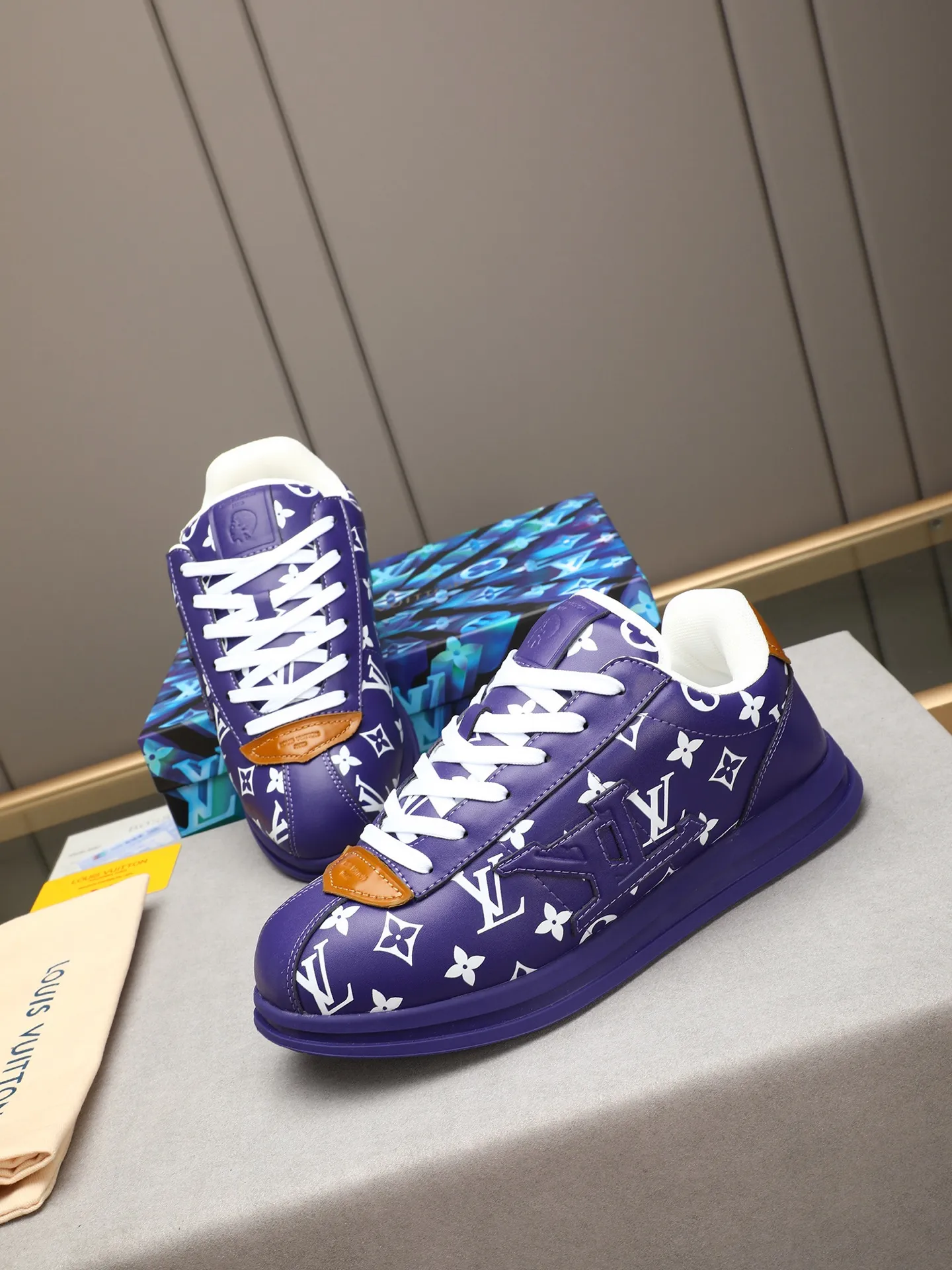 Men's Men's Shoes 💰500 LV Louis Vuitton L Jialu Brand Runner Tatic Series Thick-soled Casual Sports Shoes Running Shoes Original purchase, development, production This LV Runner Tatic sports shoe combines technical materials such as mesh fabric and ribbons to interpret the inspiration of traditional mountaineering shoes. LV letters are written on one side, the lariat buckle of the quick lacing system is embellished with Monogram flowers and Louis Vuitton logos, and the light and wear-resistant rubber outsole completes the whole. ▪️Fabric: Original imported cowhide + mesh ▪️Inner lining: Original customized breathable mesh ▪️Sole: Original open-molded anti-slip rubber combination material ▪️Size: Men's 40-44 (45 46 customized)
